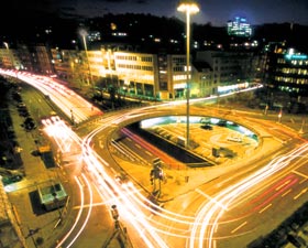 Verkehrsknotenpunkt bei Nacht